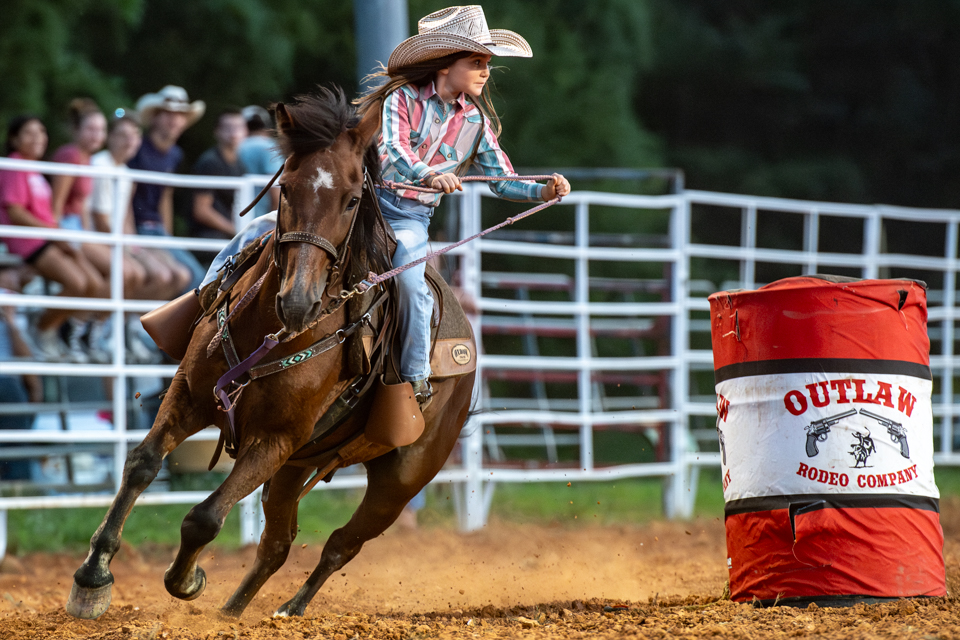 Outlaw barrel — full stride